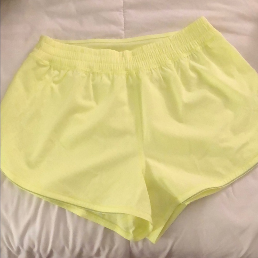 COPY - Lululemon Sunfire Short 3’’ inseam size 6